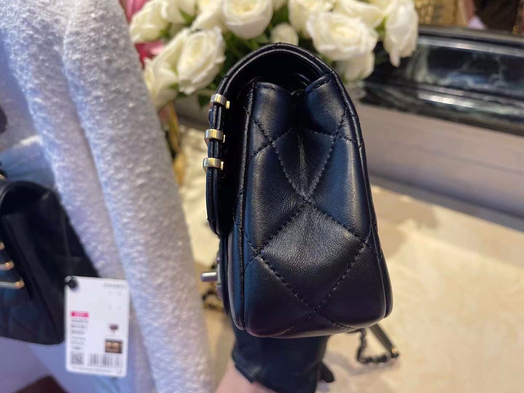 【P1880】Chanel包包批发 香奈儿黑色菱格小羊皮发卡徽章包链条包18CM