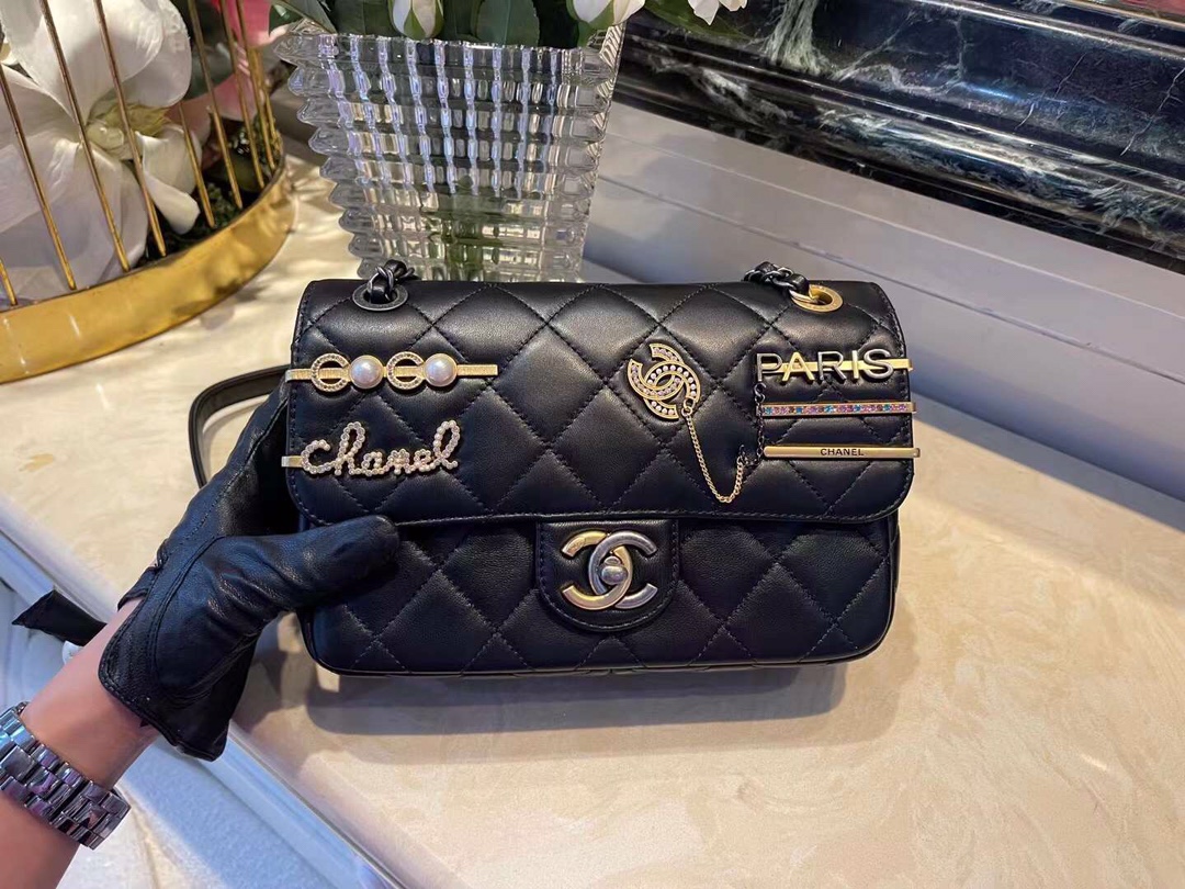 【P1920】香奈儿包包货源 Chanel2022年早春新款发卡徽章包菱格包22CM