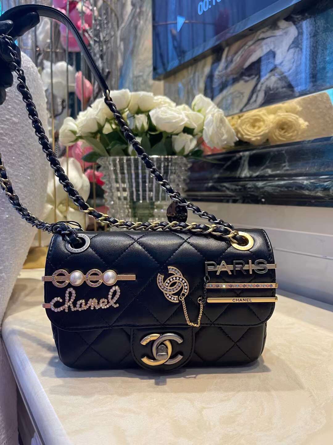 【P1880】Chanel包包批发 香奈儿黑色菱格小羊皮发卡徽章包链条包18CM