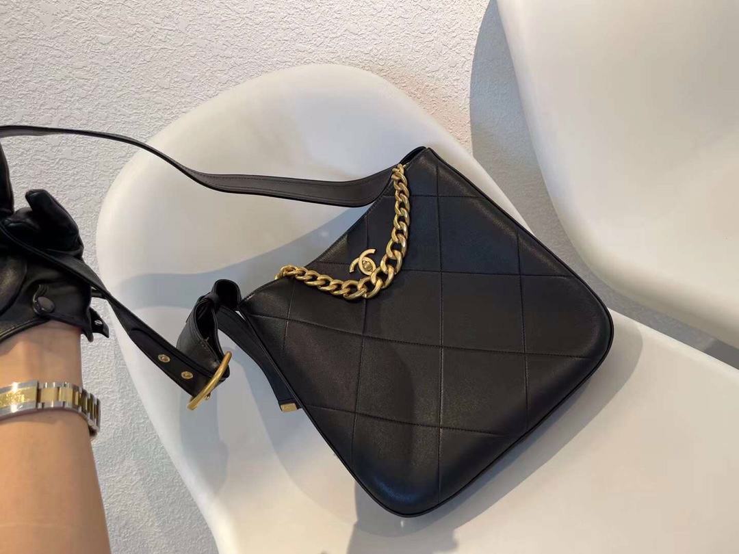 【P2180】一件代发 Chanel香奈儿2021新款黑色进口皮料嬉皮包斜挎水桶包