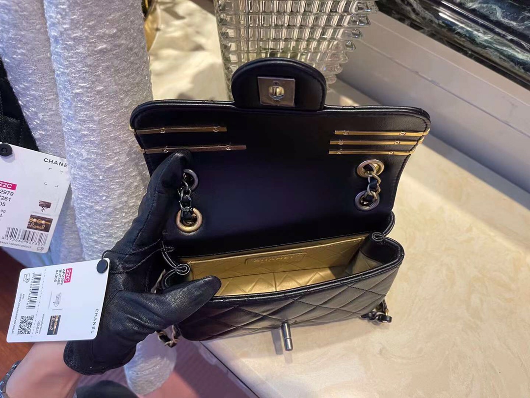 【P1880】Chanel包包批发 香奈儿黑色菱格小羊皮发卡徽章包链条包18CM