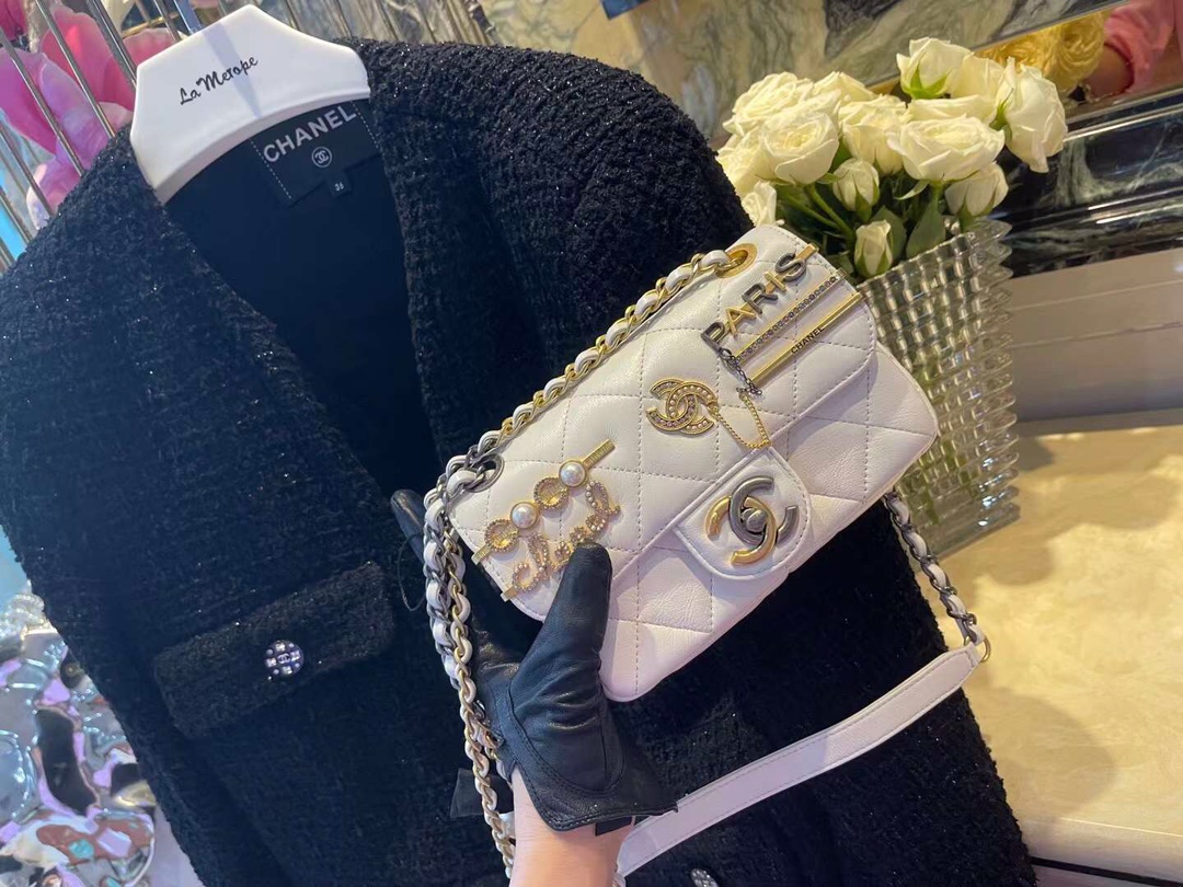 【P1880】一件代发 Chanel香奈儿2022早春新款小号发卡徽章包斜挎包 白色