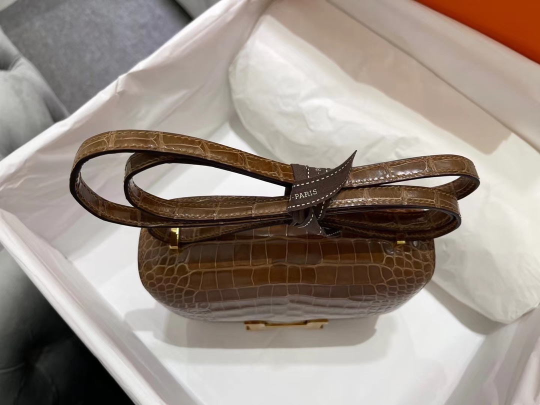 爱马仕包包定制 Hermes烟草色美洲鳄鱼皮Constance康斯坦包19CM
