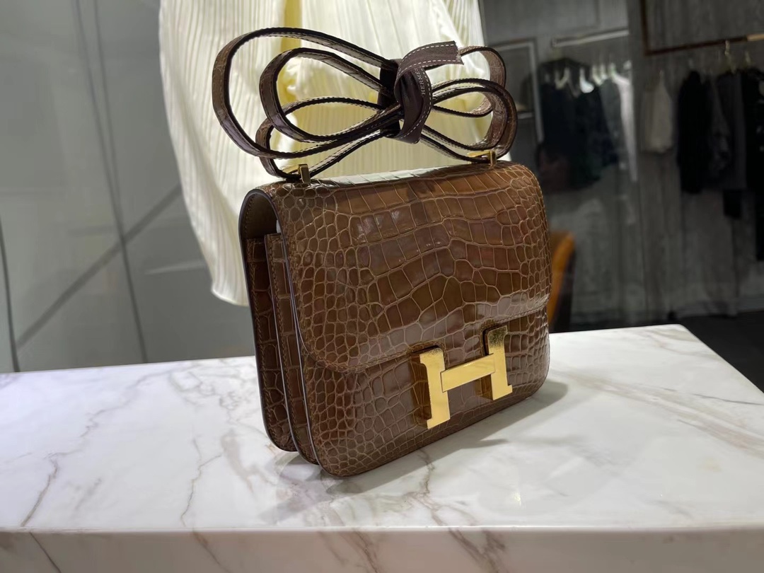 爱马仕包包定制 Hermes烟草色美洲鳄鱼皮Constance康斯坦包19CM