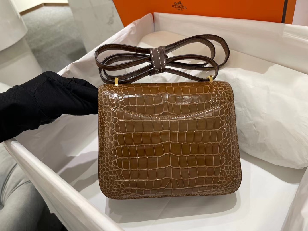 爱马仕包包定制 Hermes烟草色美洲鳄鱼皮Constance康斯坦包19CM