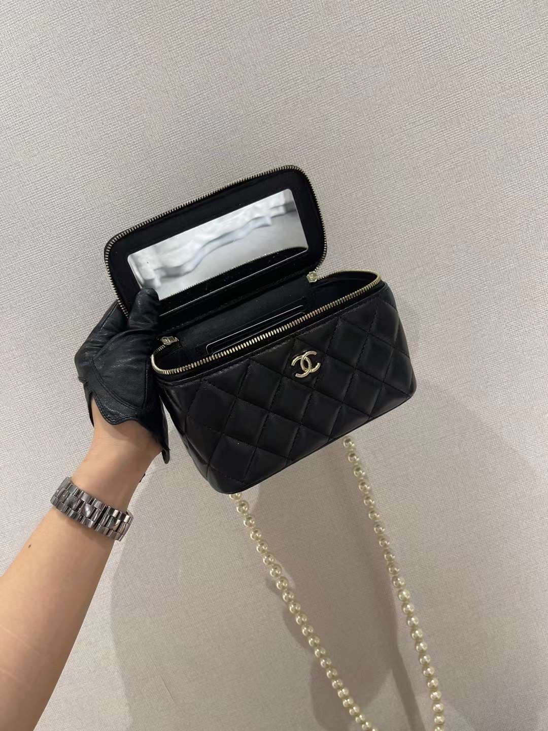 【P1170】香奈儿包包货源 Chanel黑色进口羊皮珍珠链条化妆盒子包
