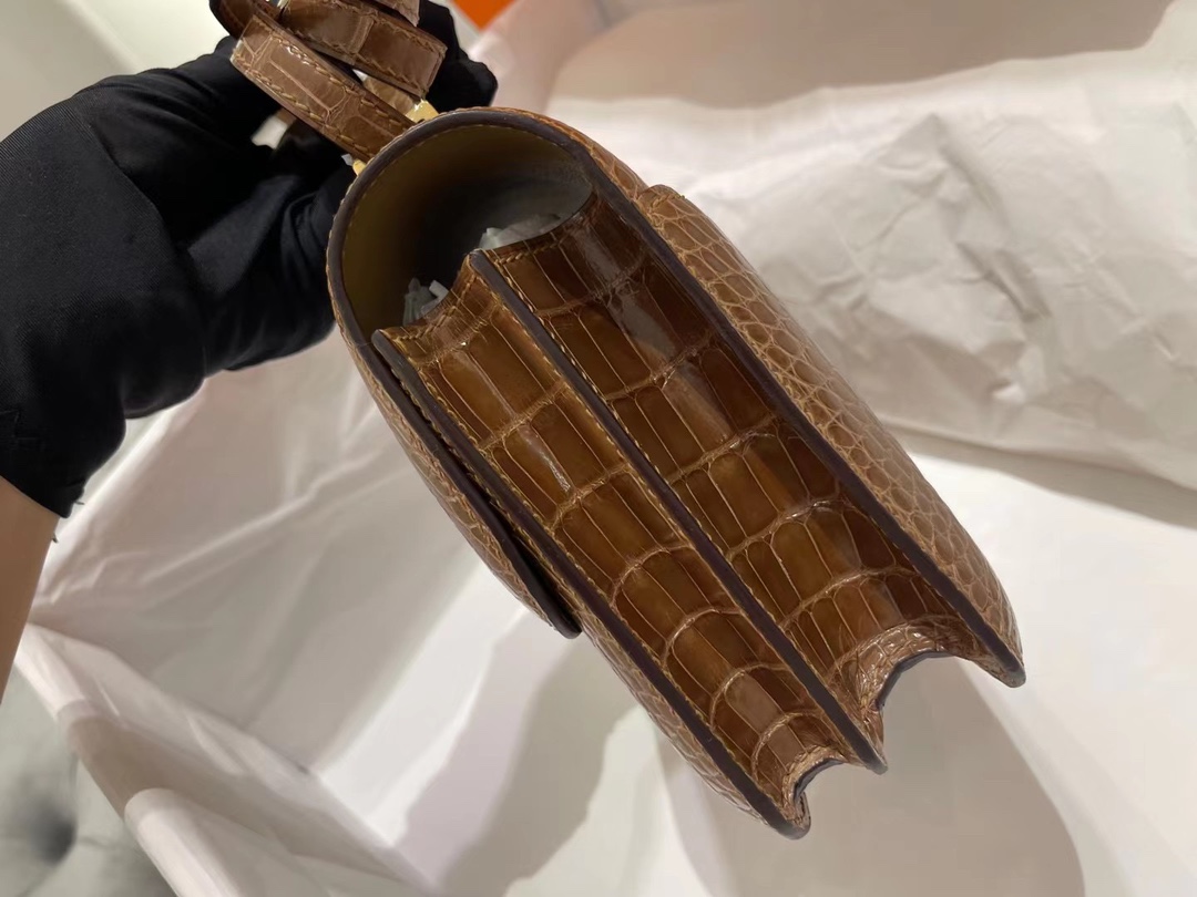爱马仕包包定制 Hermes烟草色美洲鳄鱼皮Constance康斯坦包19CM