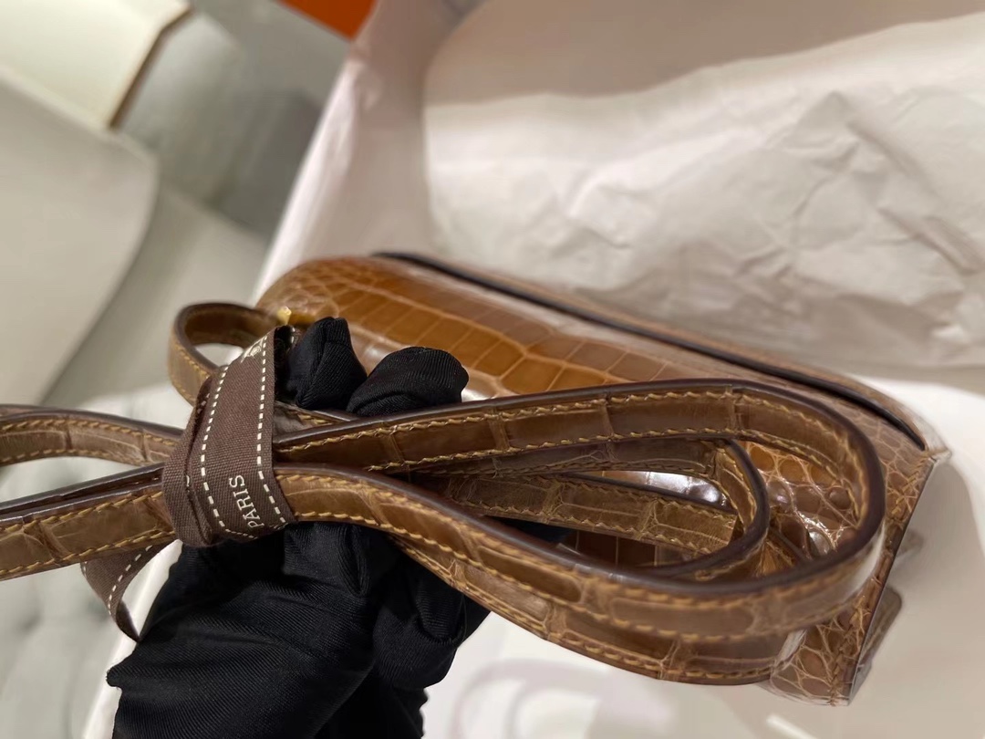 爱马仕包包定制 Hermes烟草色美洲鳄鱼皮Constance康斯坦包19CM