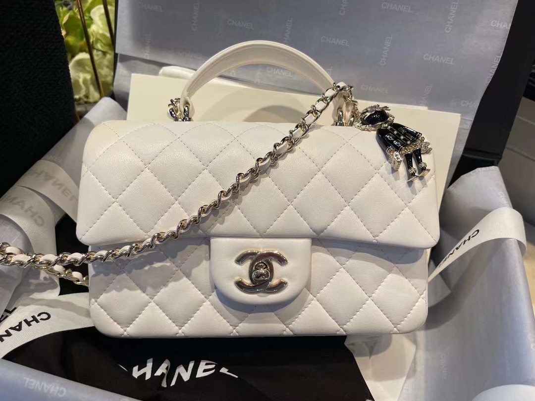【P2180】Chanel包包官网 香奈儿白色羊皮手提CF链条包带小狮子饰品