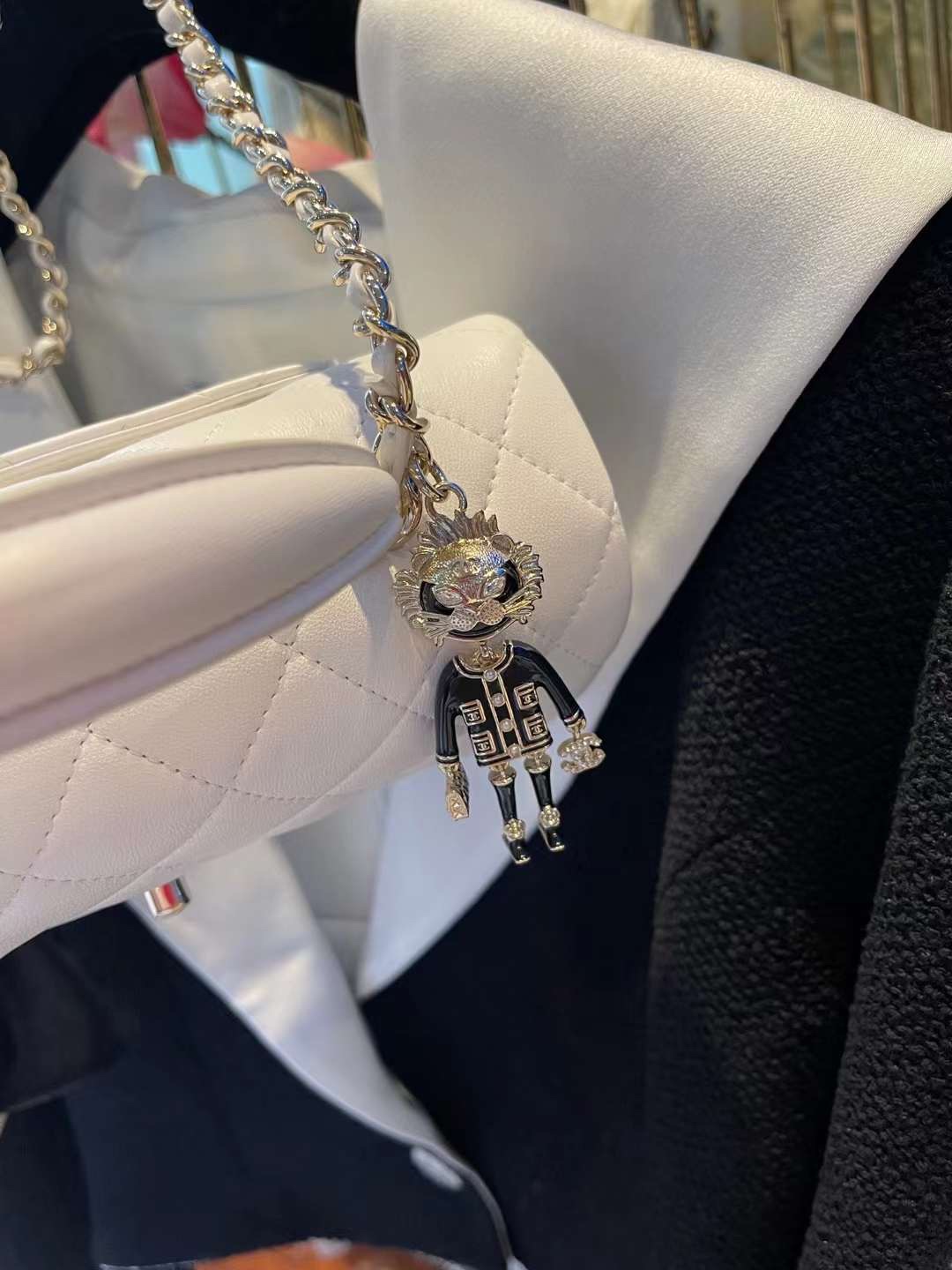 【P2180】Chanel包包官网 香奈儿白色羊皮手提CF链条包带小狮子饰品