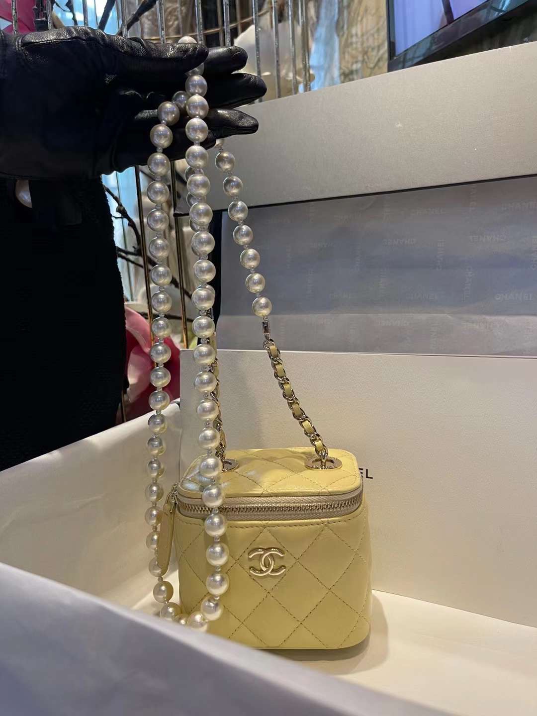 【P1020】Chanel包包官网 香奈儿新款羊皮款珍珠链条肩带化妆包 黄色