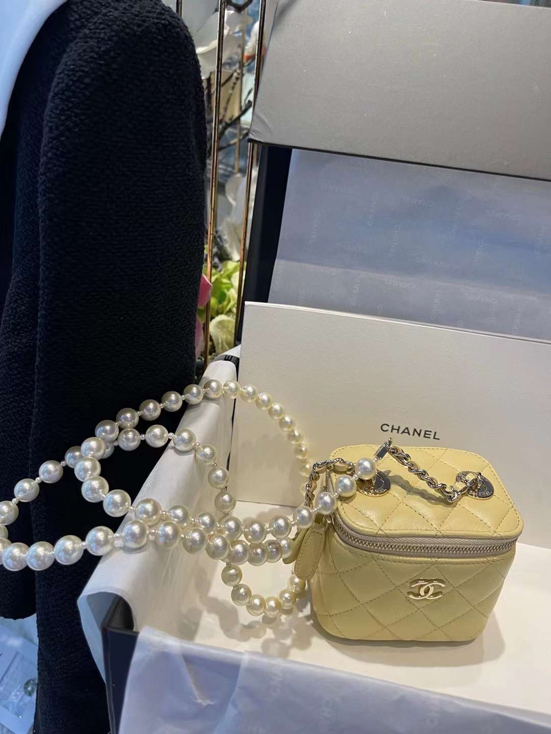 【P1020】Chanel包包官网 香奈儿新款羊皮款珍珠链条肩带化妆包 黄色