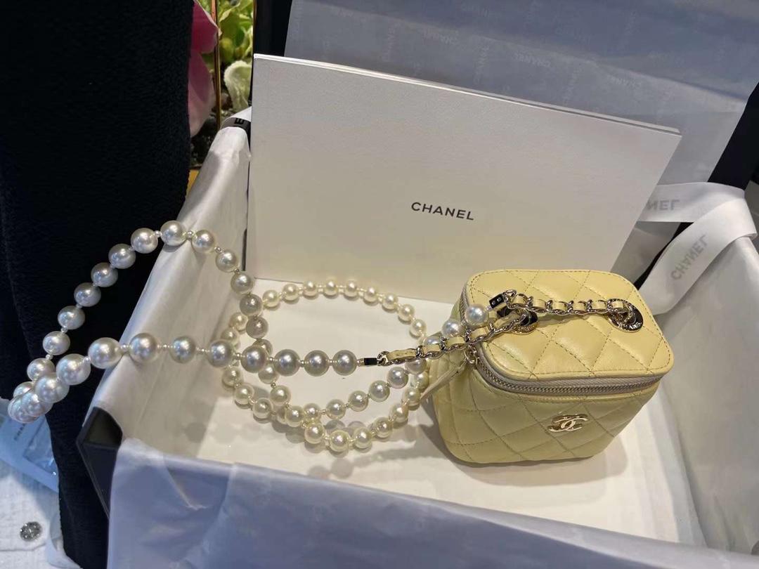 【P1020】Chanel包包官网 香奈儿新款羊皮款珍珠链条肩带化妆包 黄色