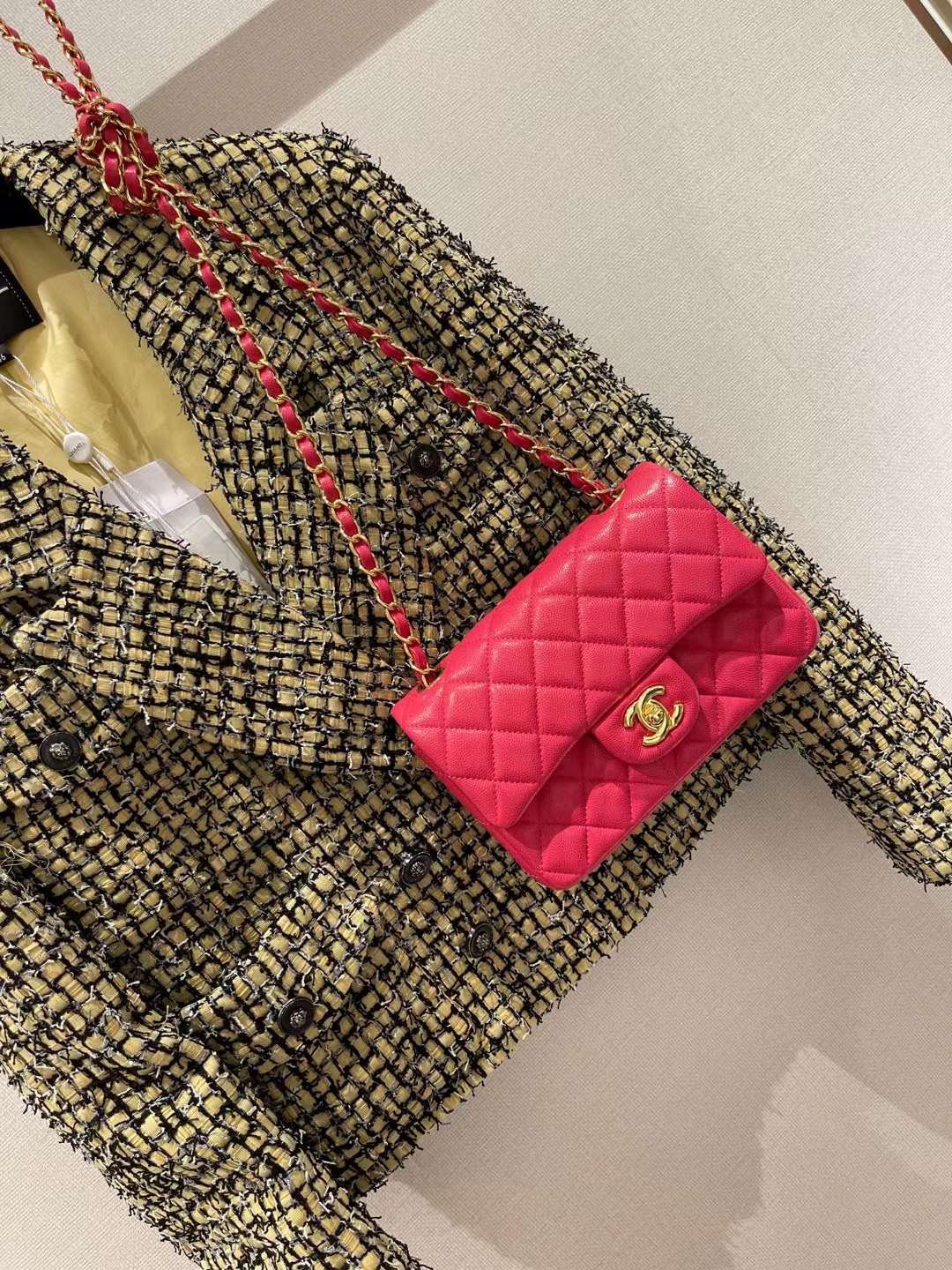 【P1880】Chanel包包官网 香奈儿玫红色原厂鱼子酱限量mini cf20CM