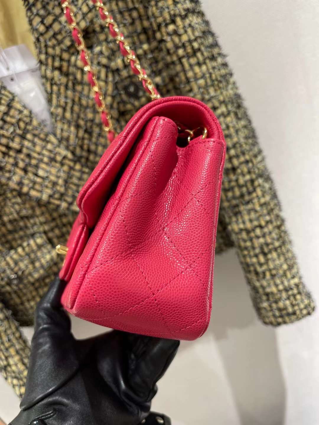 【P1880】Chanel包包官网 香奈儿玫红色原厂鱼子酱限量mini cf20CM