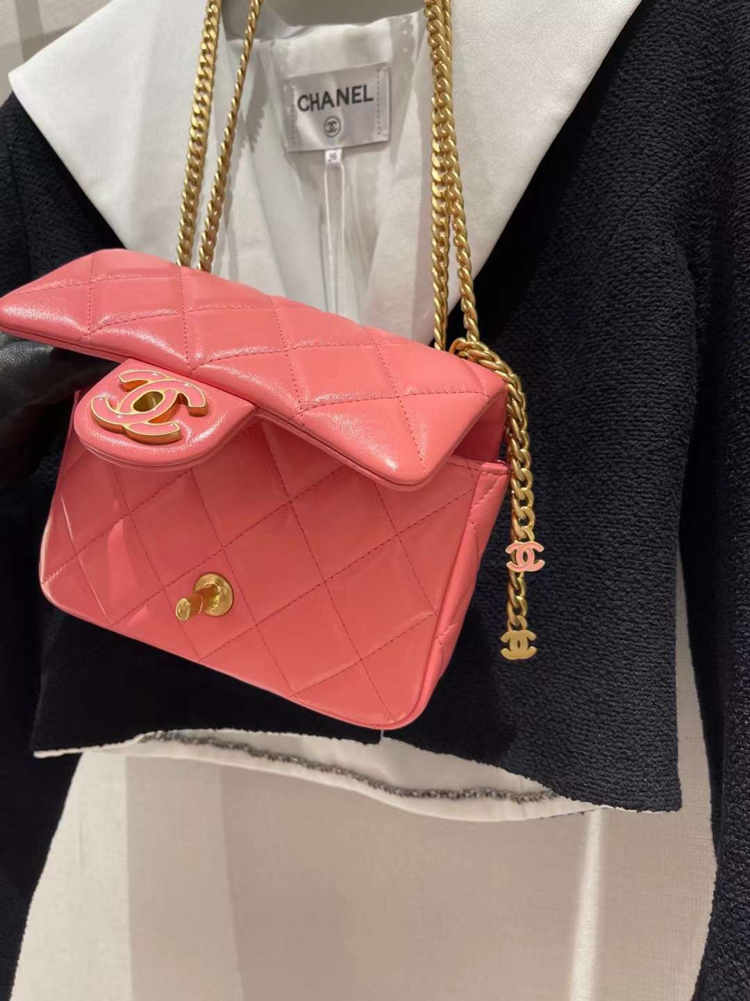 【P1580】Chanel包包价格 香奈儿粉色菱格羊皮珐琅扣方胖子链条单肩包