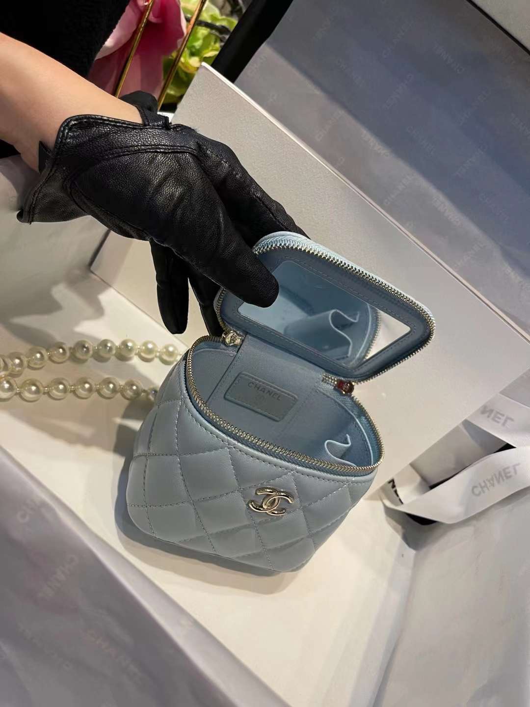 【P1020】香奈儿女包价格 Chanel蓝色进口羊皮珍珠链条盒子化妆包