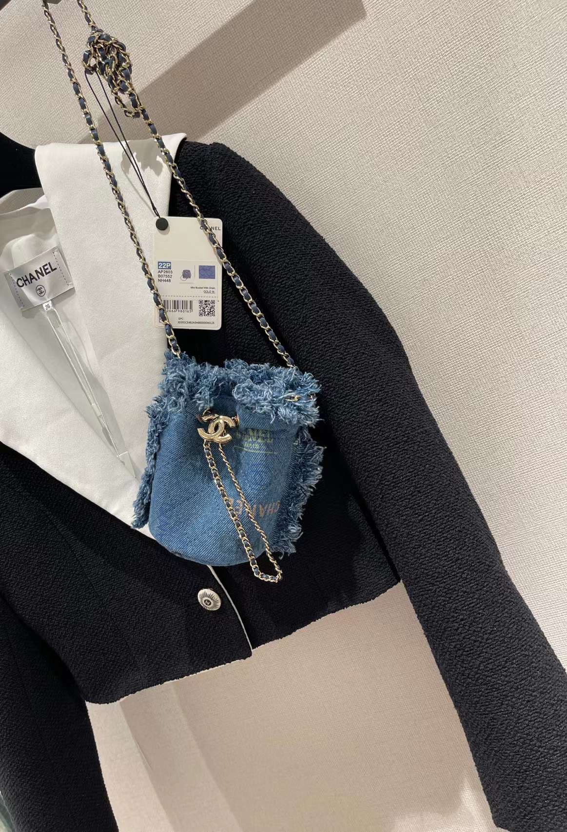 【P870】香奈儿2022新款包包 Chanel迷你款涂鸦牛仔布斜挎水桶包 蓝色