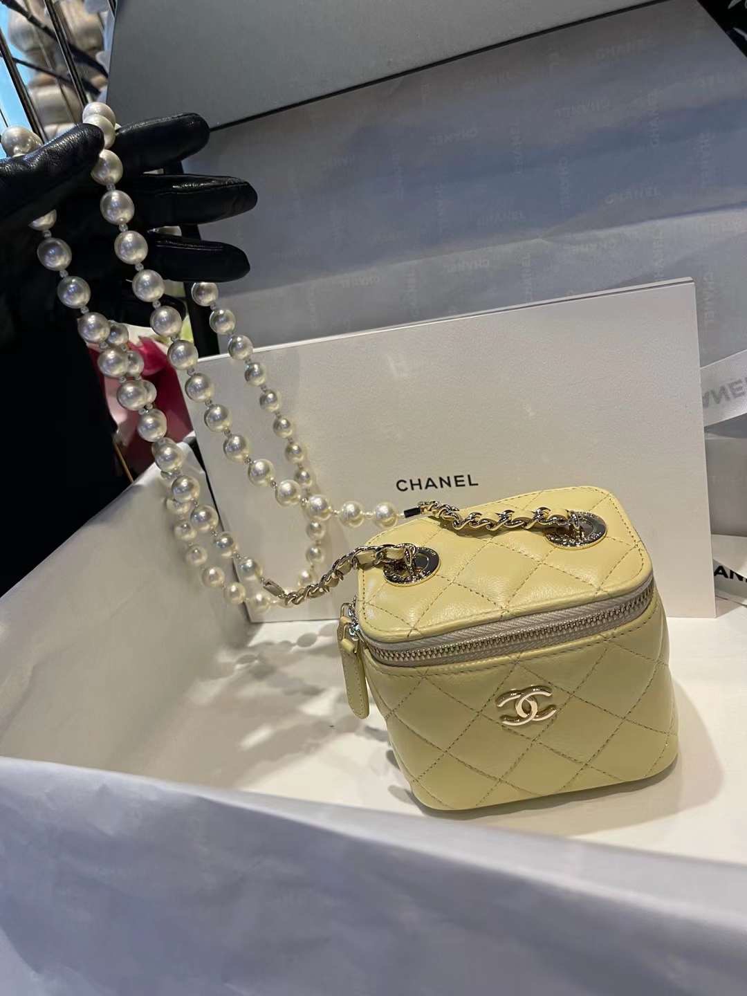 【P1020】Chanel包包官网 香奈儿新款羊皮款珍珠链条肩带化妆包 黄色