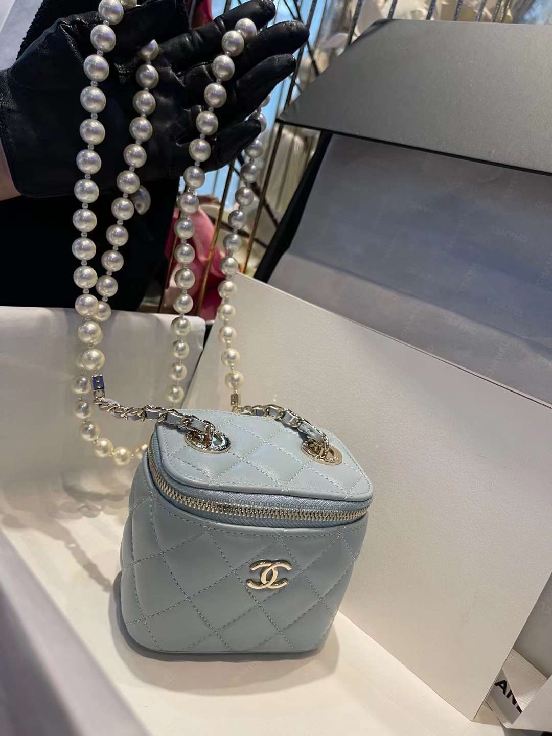 【P1020】香奈儿女包价格 Chanel蓝色进口羊皮珍珠链条盒子化妆包
