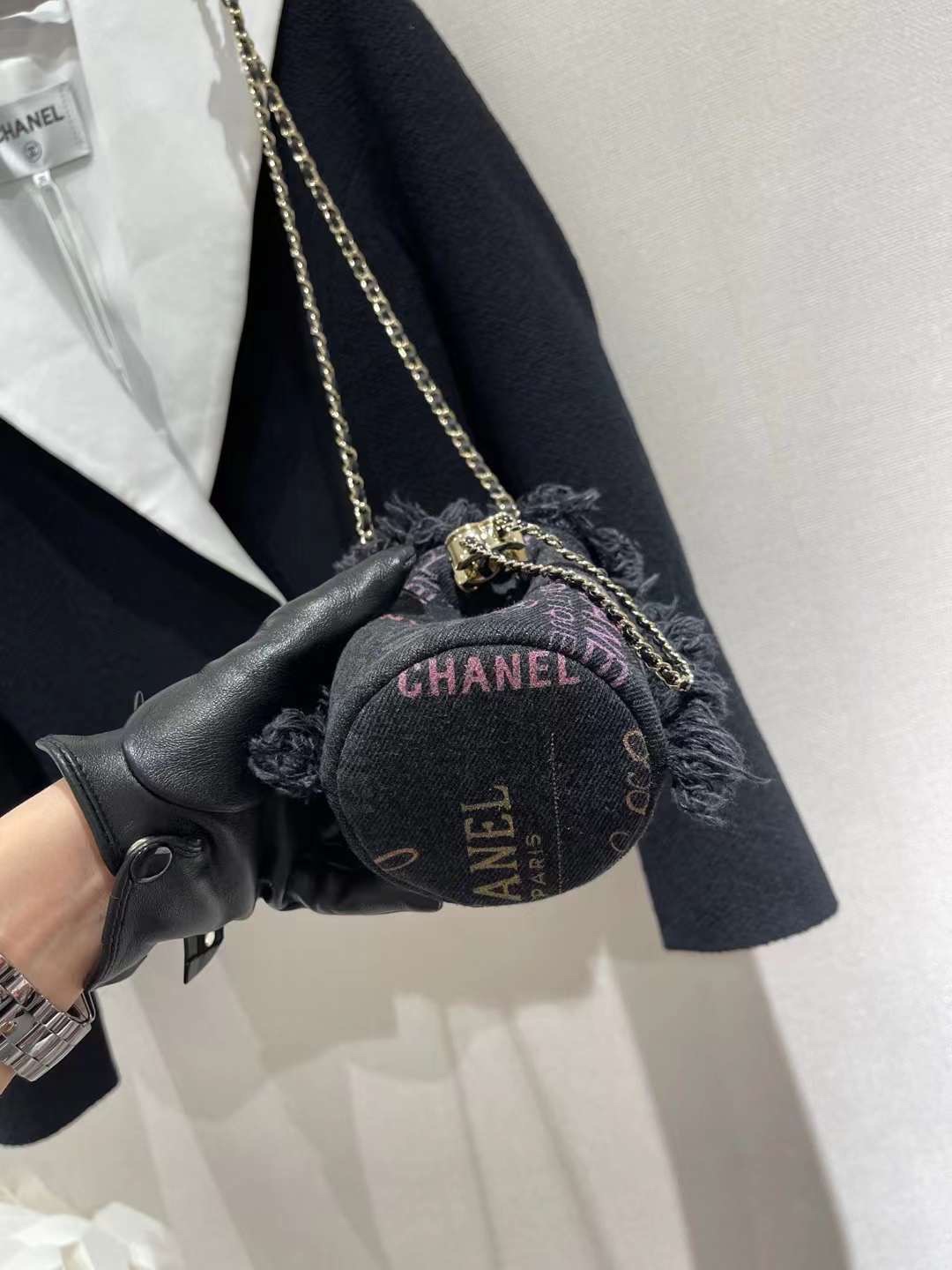 【P870】Chanel包包批发 香奈儿新款黑色涂鸦牛仔布抽口水桶包迷你款