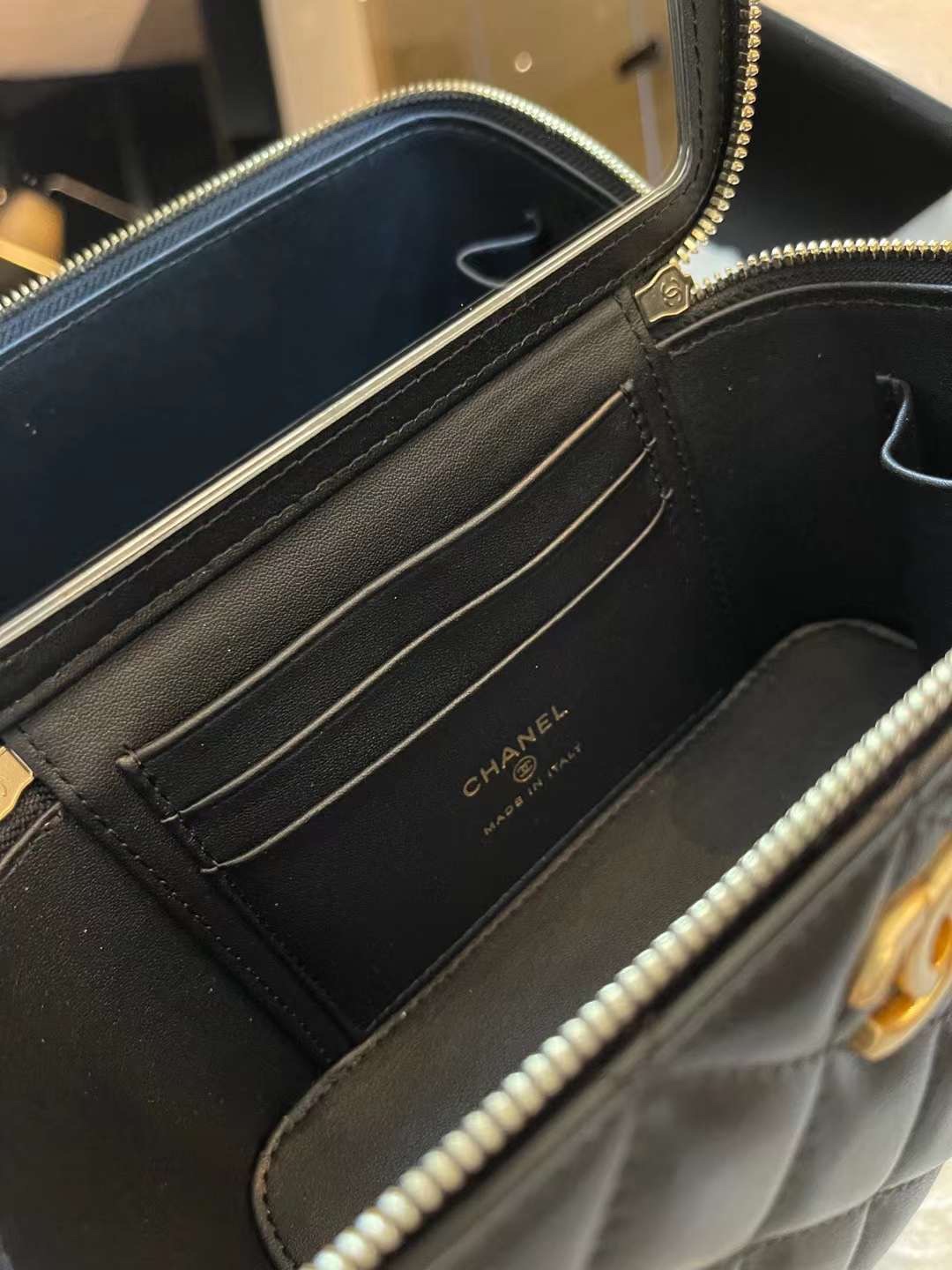 【P1280】Chanel包包官网 香奈儿带镜子字母手柄化妆包盒子包 黑色羊皮