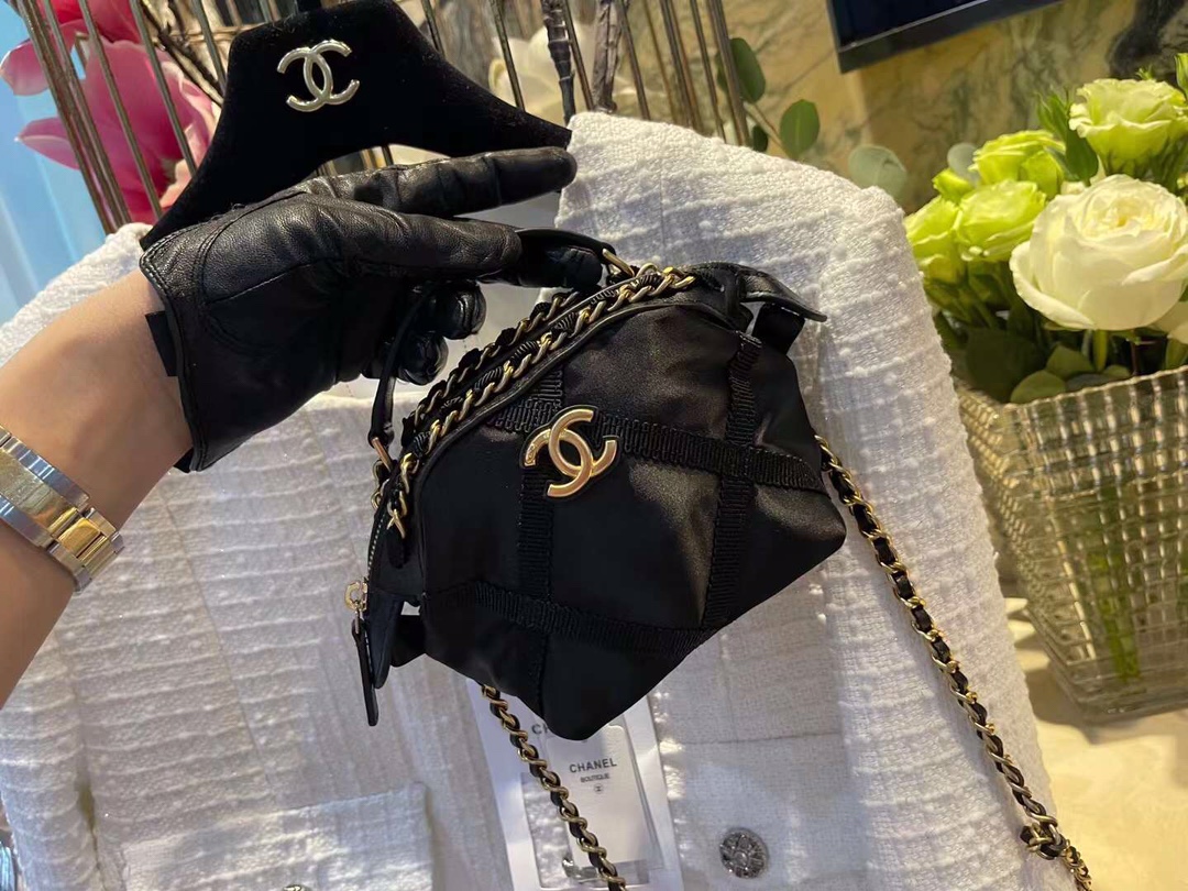 【￥1170】Chanel女包价格 香奈儿22年新款尼龙迷你饺子包手拿包斜挎包
