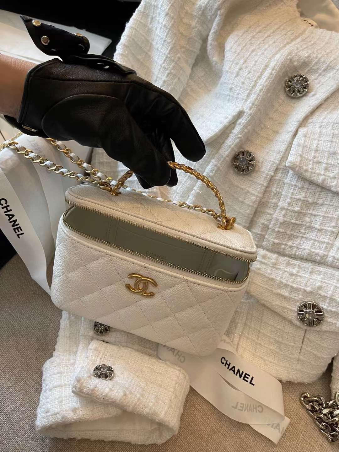 【P1280】Chanel包包价格 香奈儿白色球纹牛皮五金字母手柄盒子化妆包