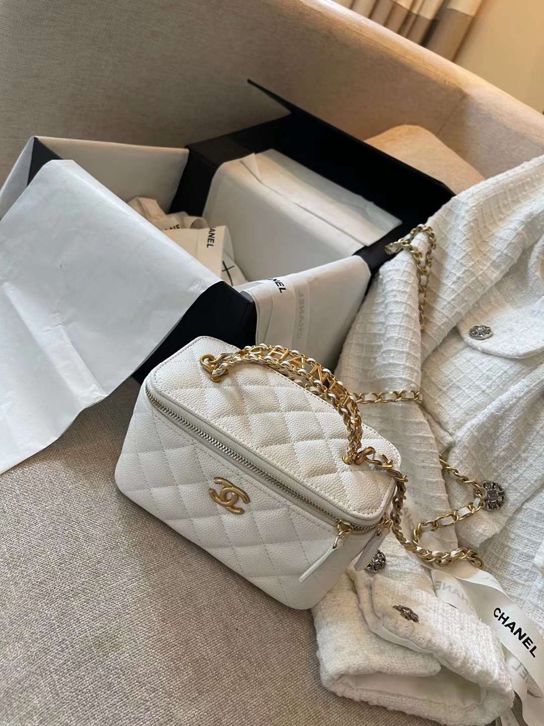 【P1280】Chanel包包价格 香奈儿白色球纹牛皮五金字母手柄盒子化妆包