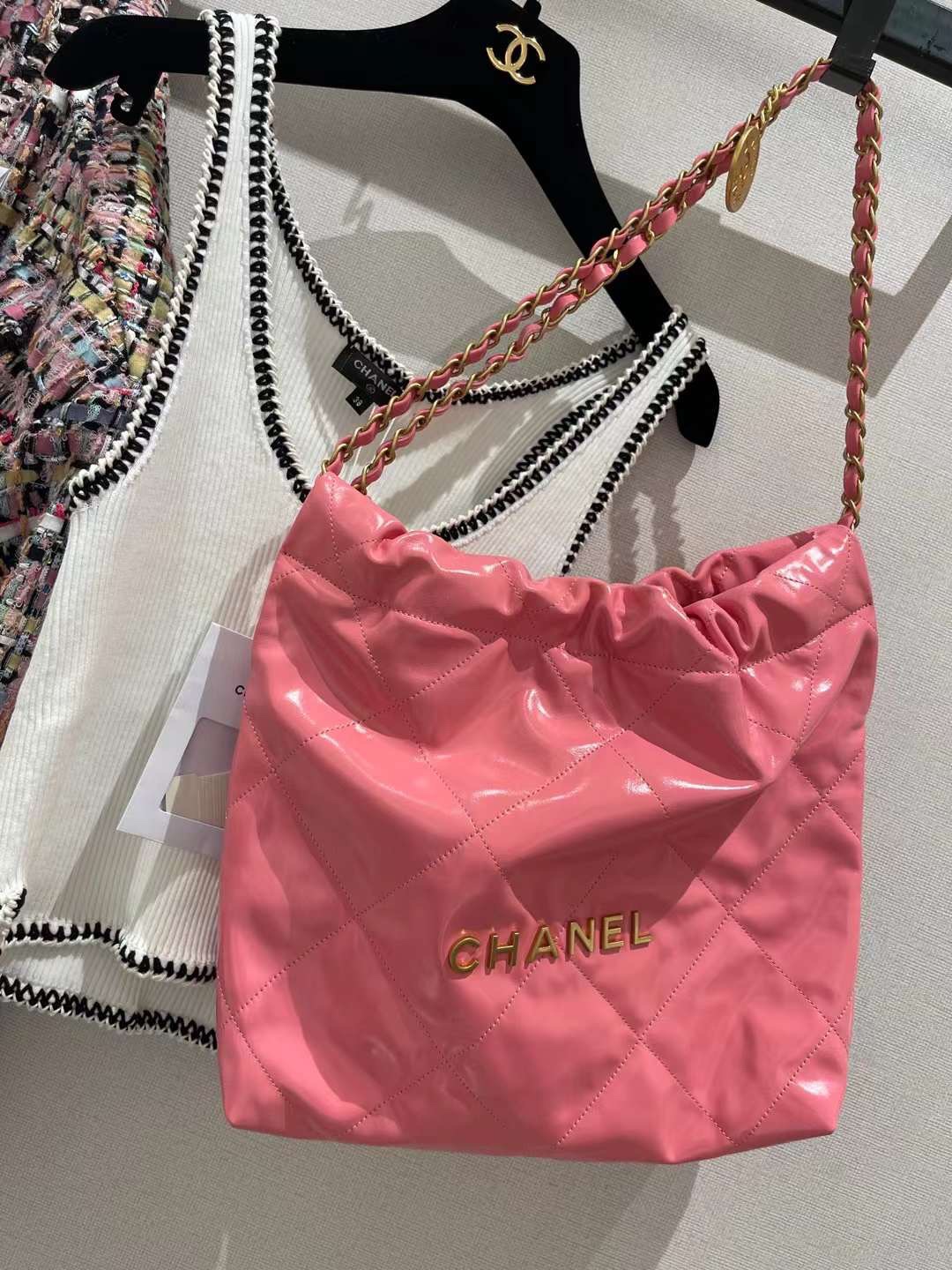 【￥2220/2700】一件代发 Chanel香奈儿22年春夏新款抽绳亮面链条包 粉色