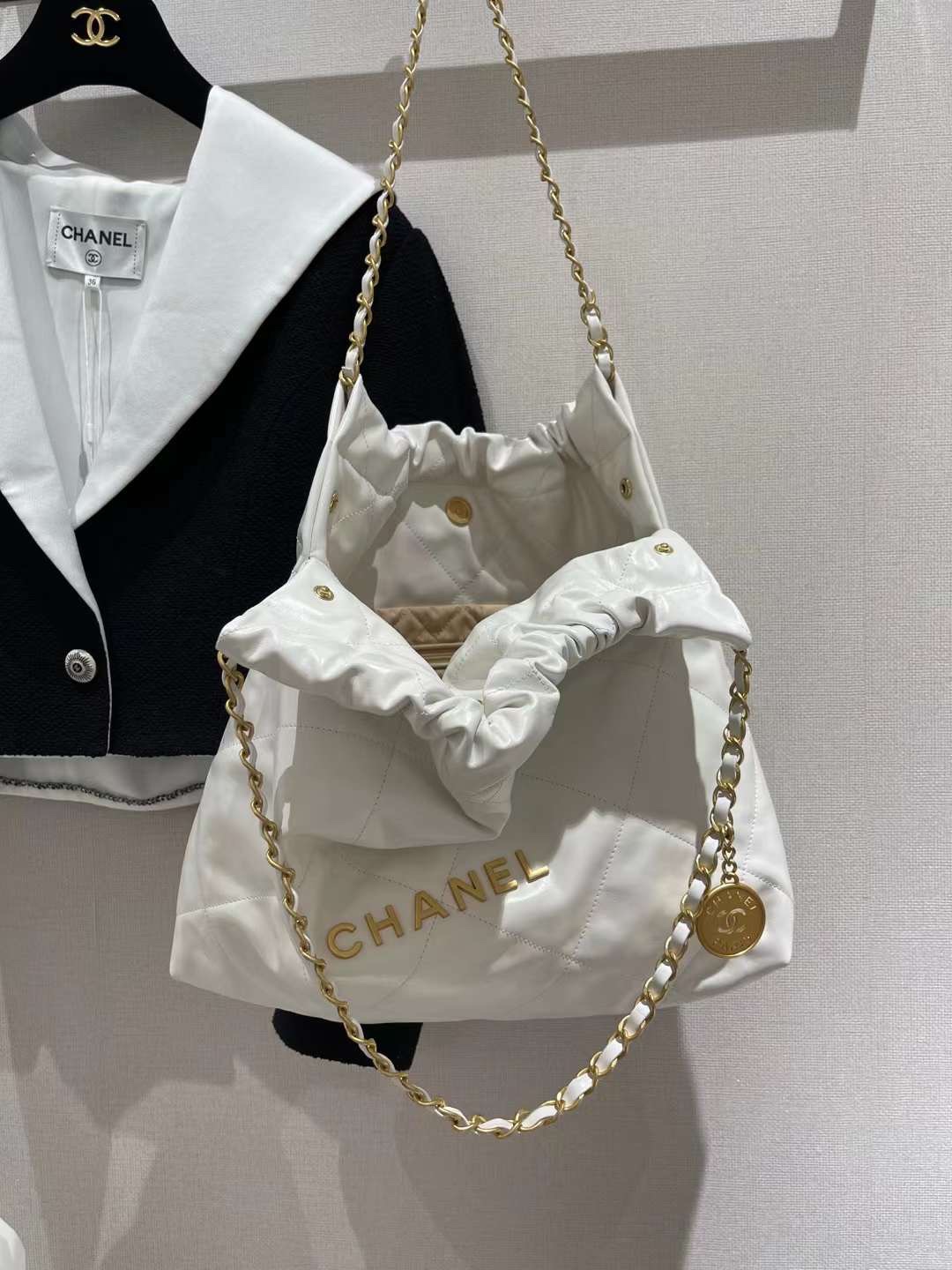 【￥2220/2700】Chanel22年新款包包 香奈儿光面皮菱格抽绳单肩包 白色