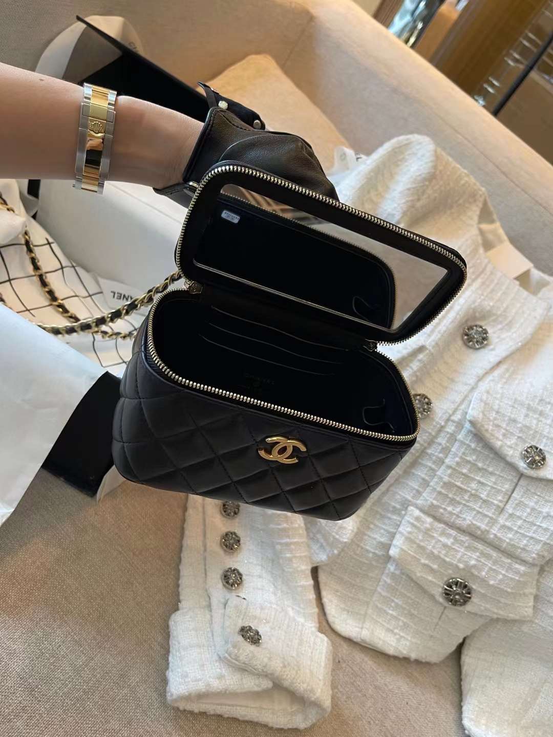 【P1280】Chanel包包官网 香奈儿带镜子字母手柄化妆包盒子包 黑色羊皮