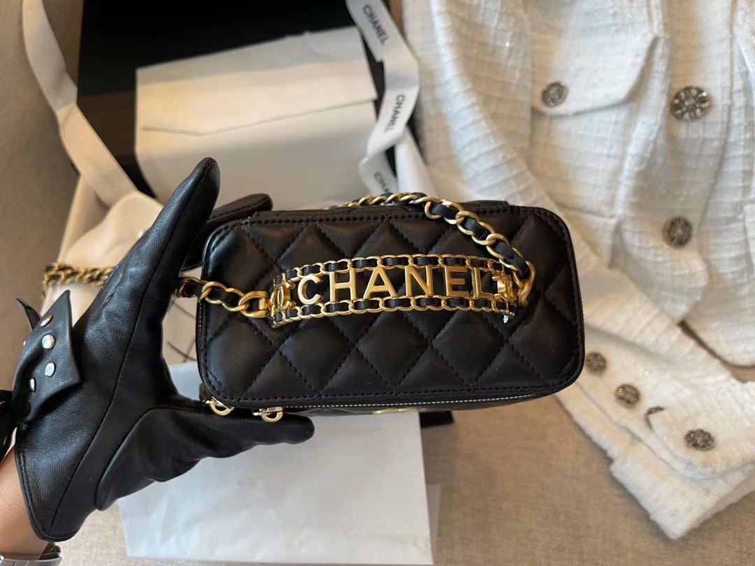 【P1280】Chanel包包官网 香奈儿带镜子字母手柄化妆包盒子包 黑色羊皮