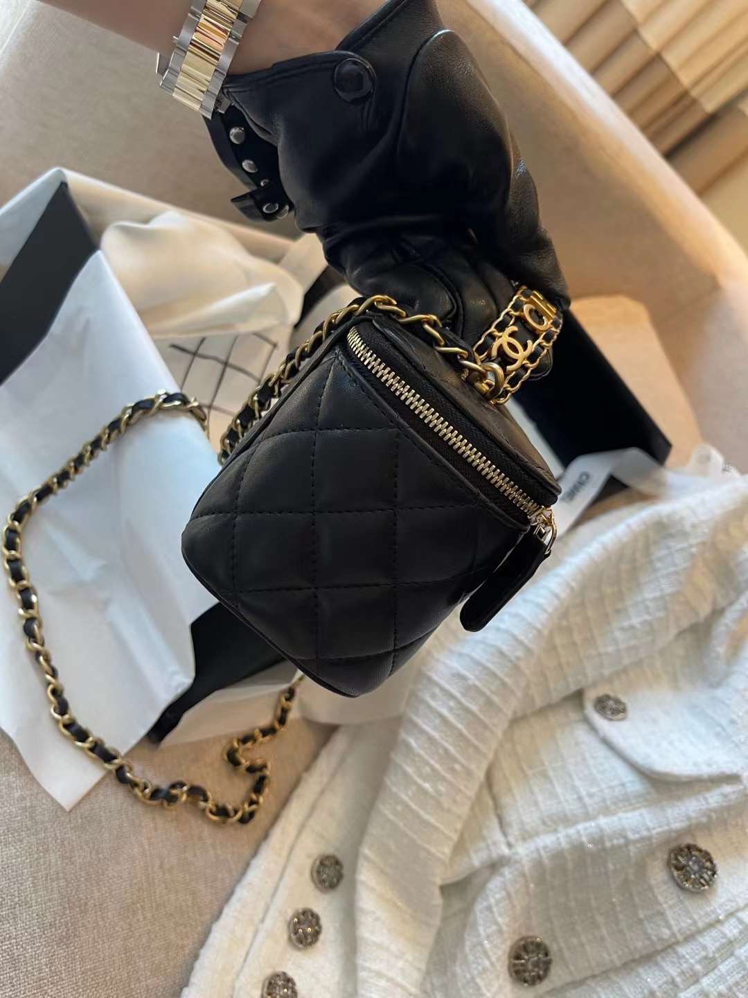 【P1280】Chanel包包官网 香奈儿带镜子字母手柄化妆包盒子包 黑色羊皮