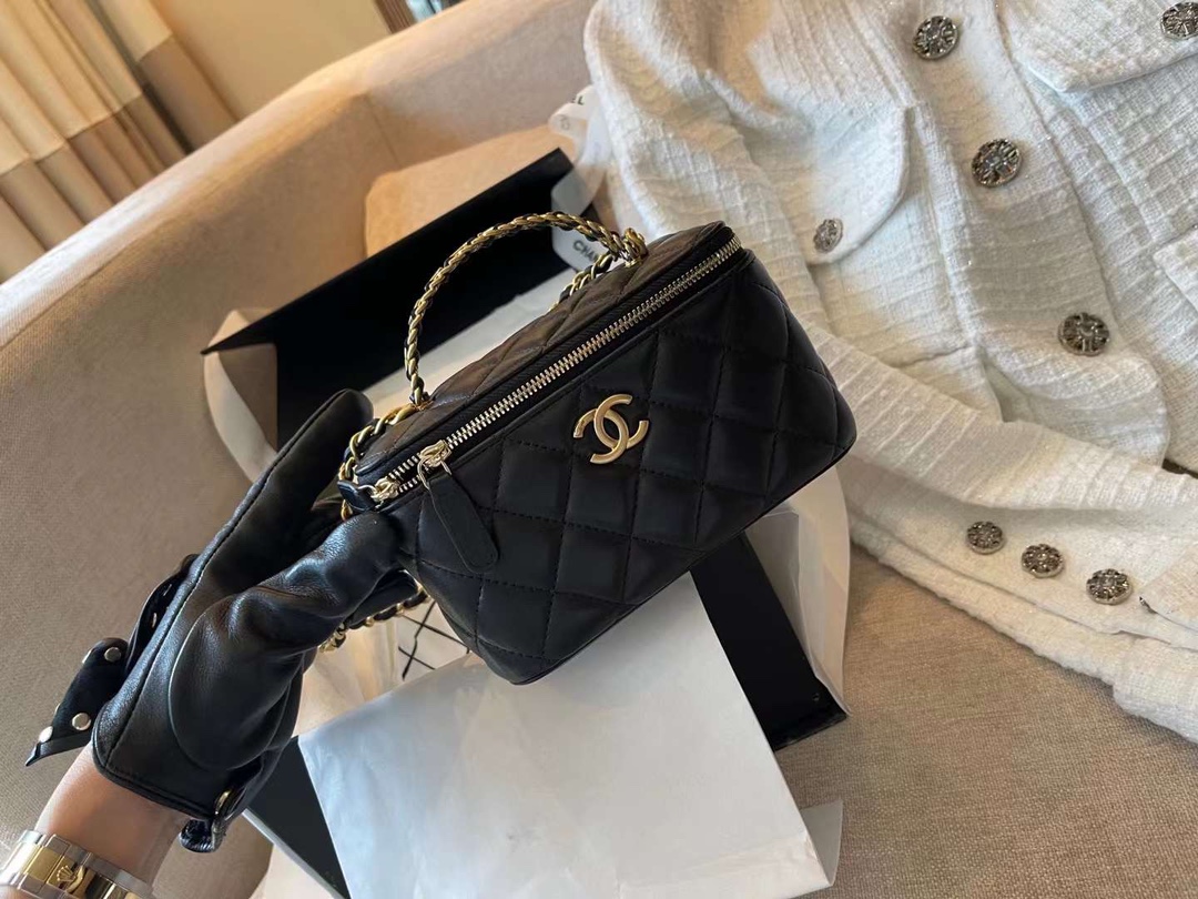 【P1280】Chanel包包官网 香奈儿带镜子字母手柄化妆包盒子包 黑色羊皮