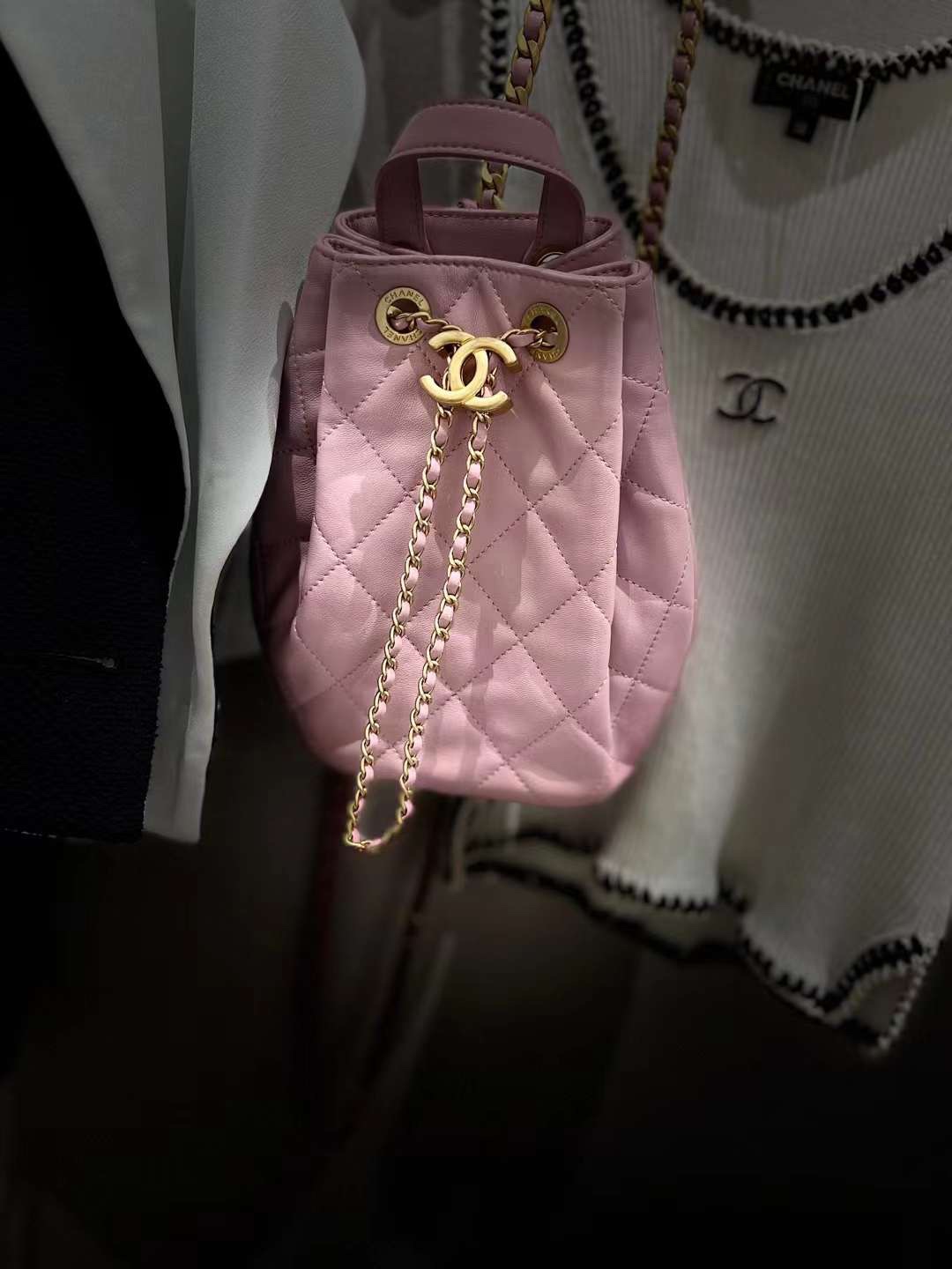 【P1580】Chanel包包批发 香奈儿22年新款羊皮抽绳水桶双肩包背包
