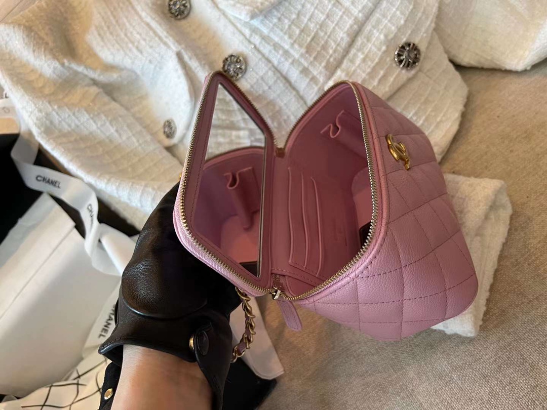 【P1280】Chanel包包价格 香奈儿粉色球纹牛皮金属字母手柄化妆盒子包