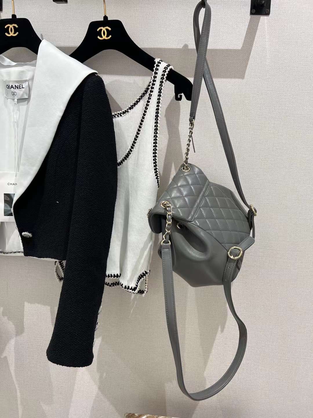 【P1880】香奈儿女包批发 Chanel 22年新款灰色进口羊皮DUMB双肩背包
