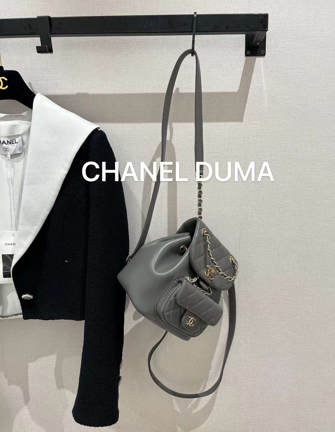 【P1880】香奈儿女包批发 Chanel 22年新款灰色进口羊皮DUMB双肩背包
