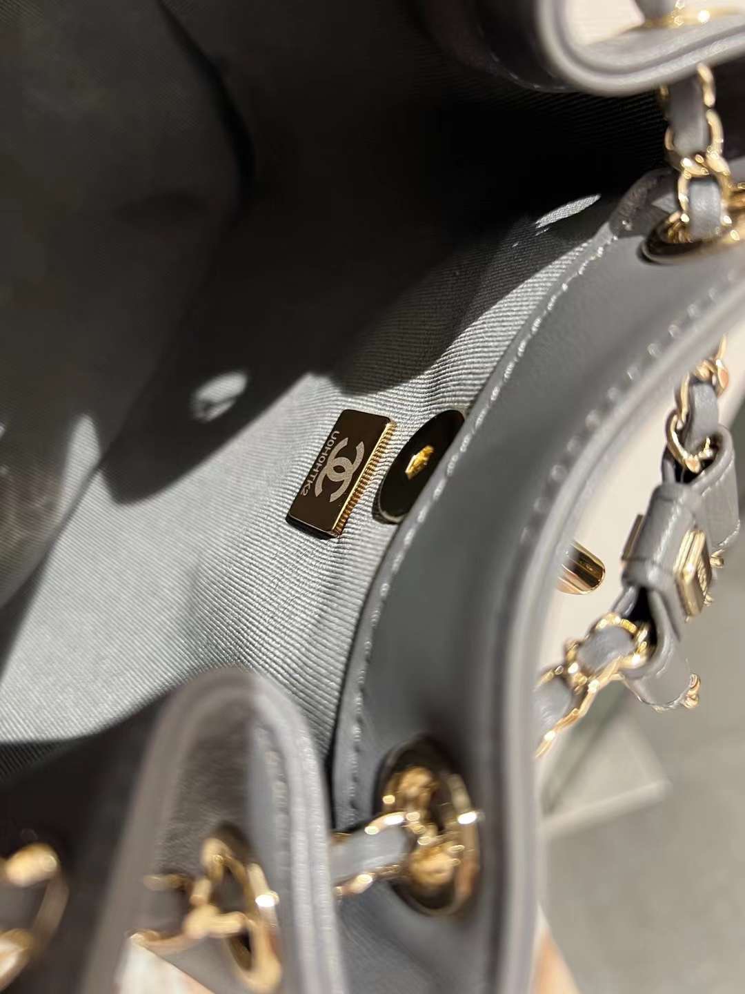【P1880】香奈儿女包批发 Chanel 22年新款灰色进口羊皮DUMB双肩背包