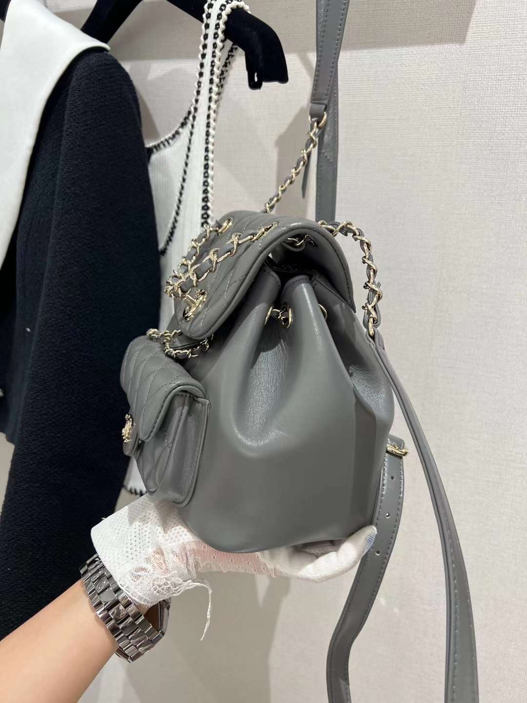 【P1880】香奈儿女包批发 Chanel 22年新款灰色进口羊皮DUMB双肩背包