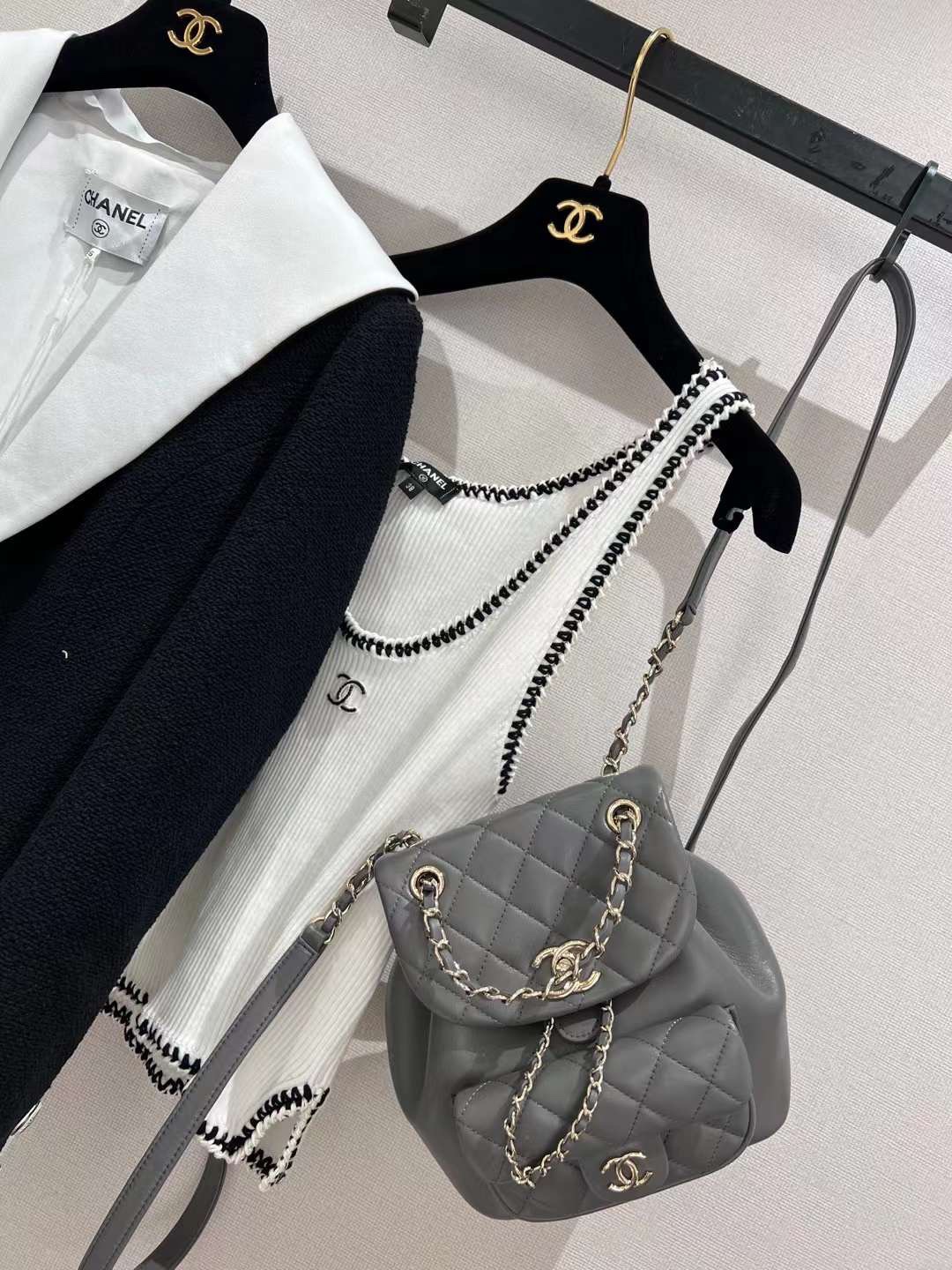 【P1880】香奈儿女包批发 Chanel 22年新款灰色进口羊皮DUMB双肩背包