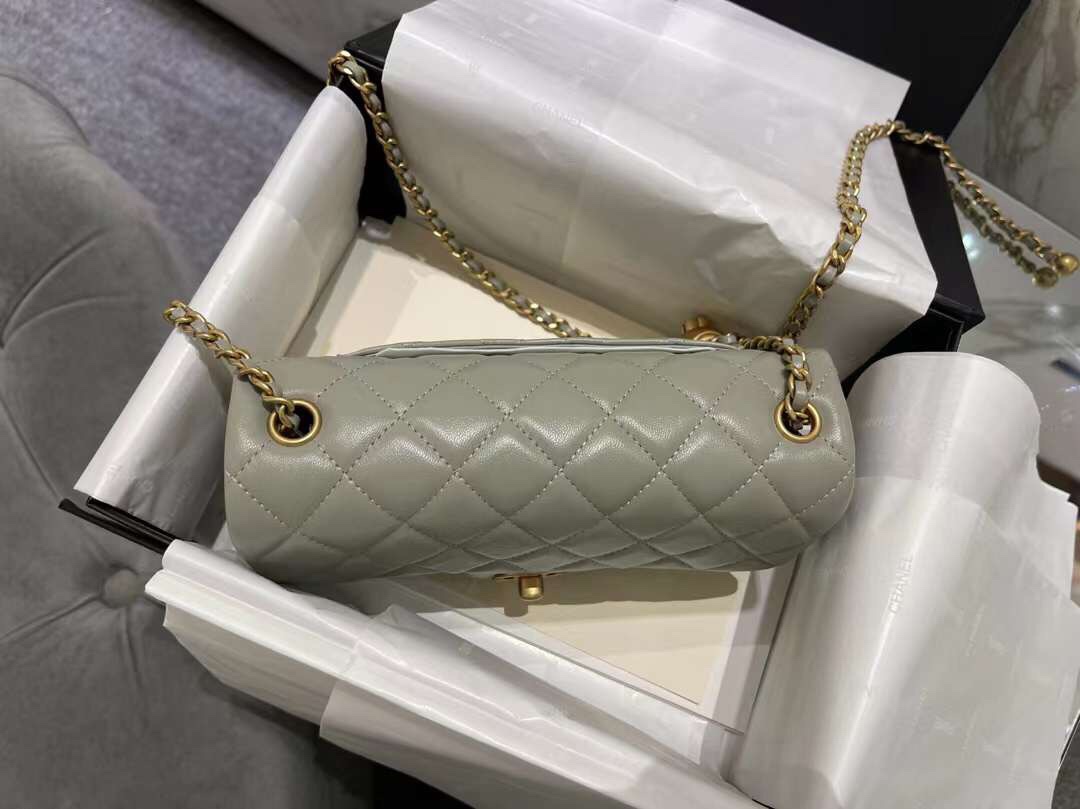【P1880】Chanel女包批发 香奈儿2022新色浅灰色金球CF20CM 大Mini斜挎包