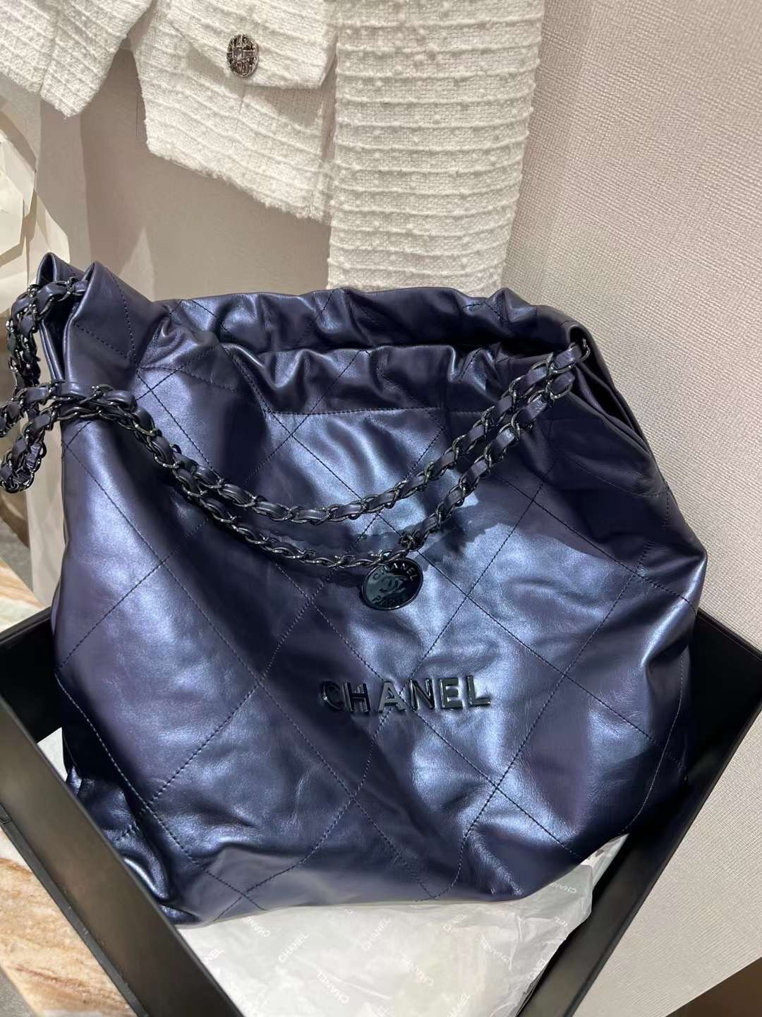 【P2220】香奈儿包包官网 Chanel 22 Bag灰蓝色菱格纹光面皮链条购物袋