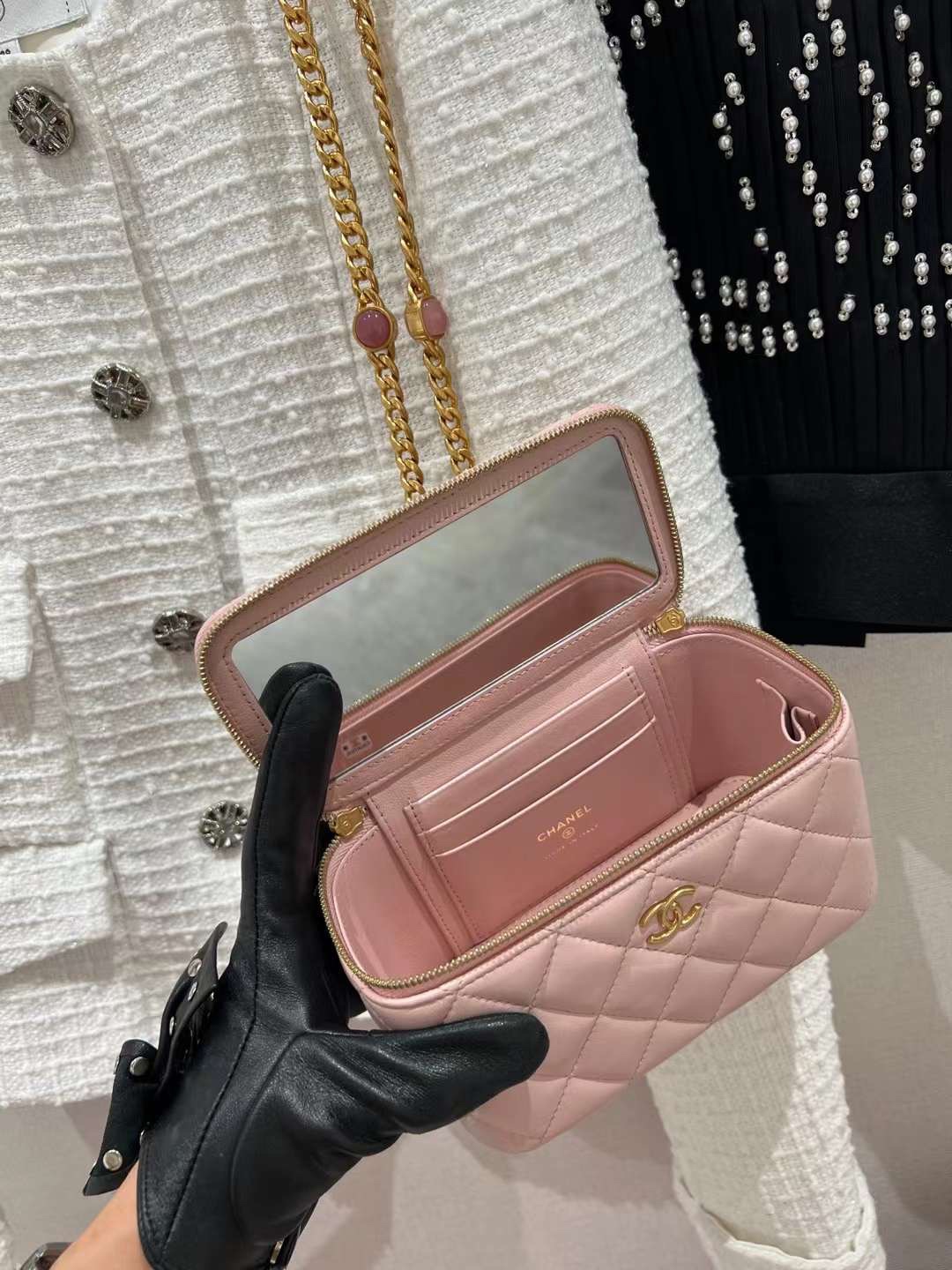 【P1170】香奈儿包包批发 Chanel粉色进口羊皮琉璃珠宝链条盒子包斜挎包