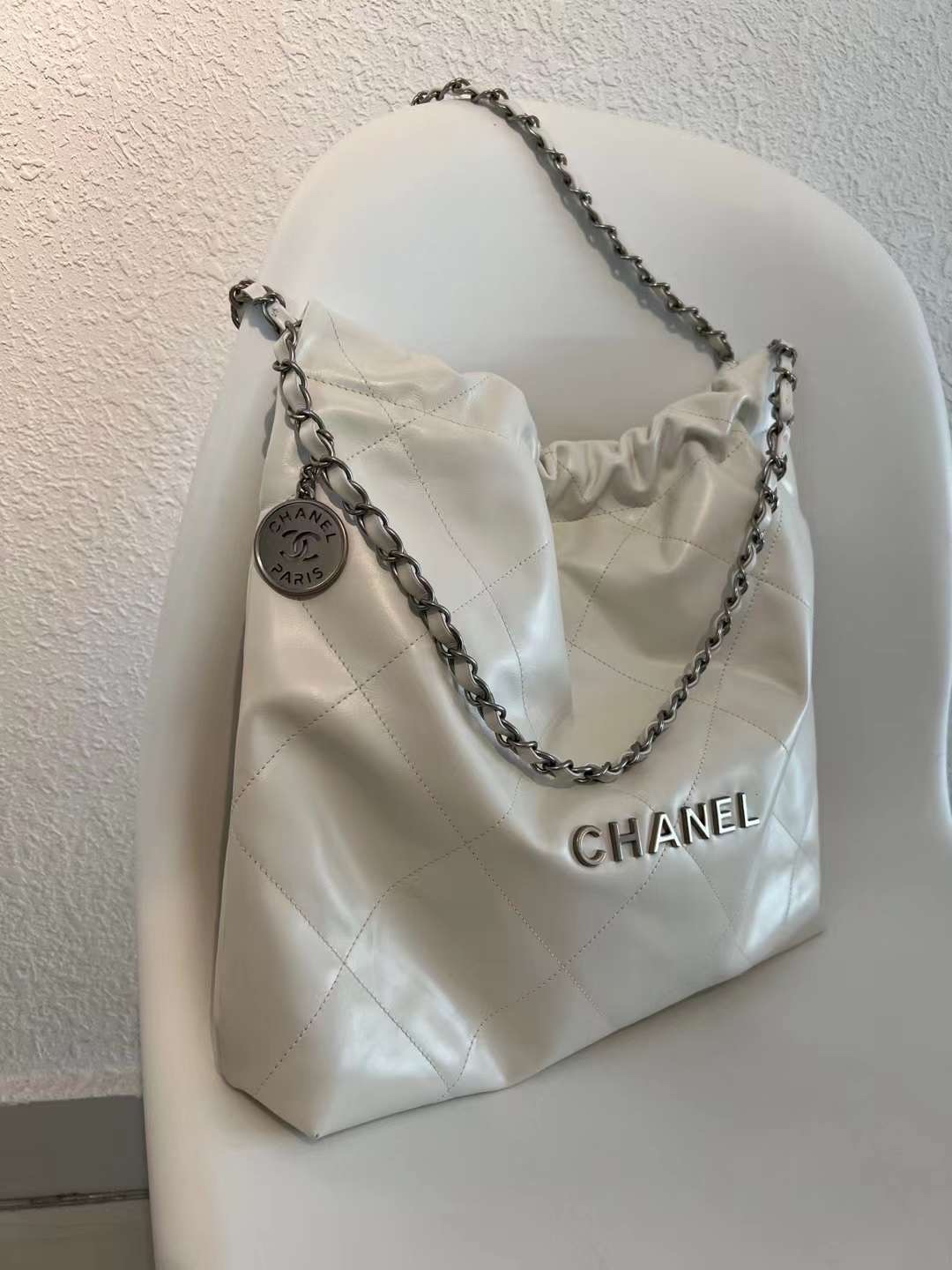 【P2220】香奈儿Chanel 22 Bag 慵懒风菱格纹银色字母logo链条单肩包 白色