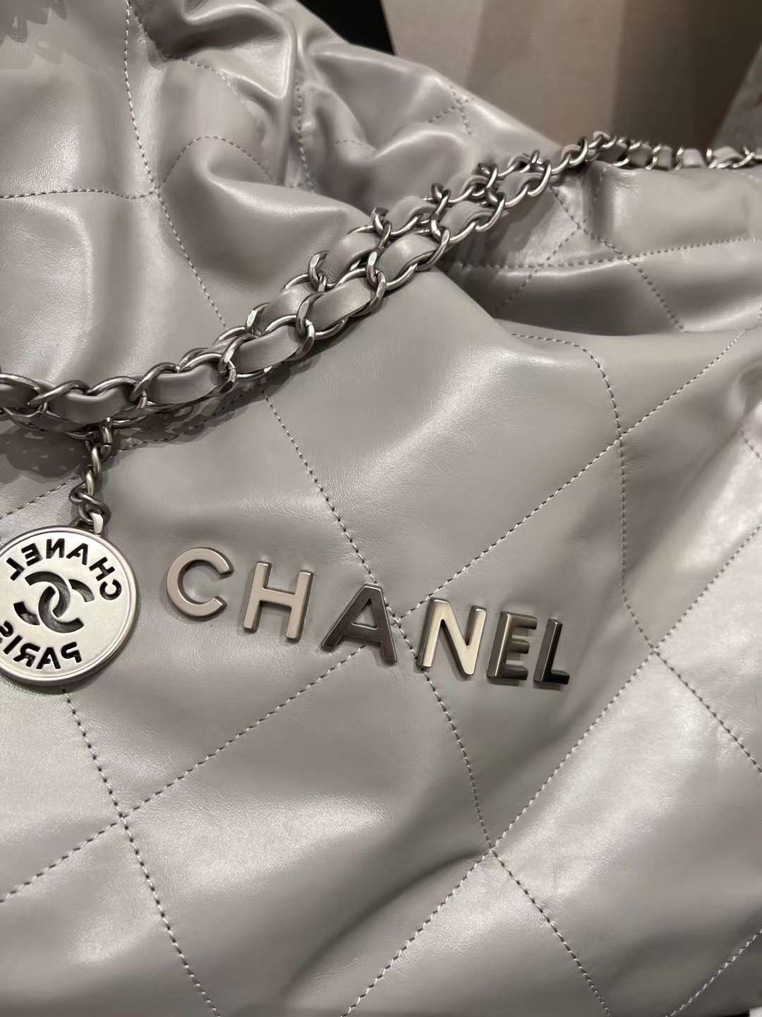 【P2220】香奈儿2022年新款包包 Chanel银灰色菱格纹光面皮革22 bag单肩包
