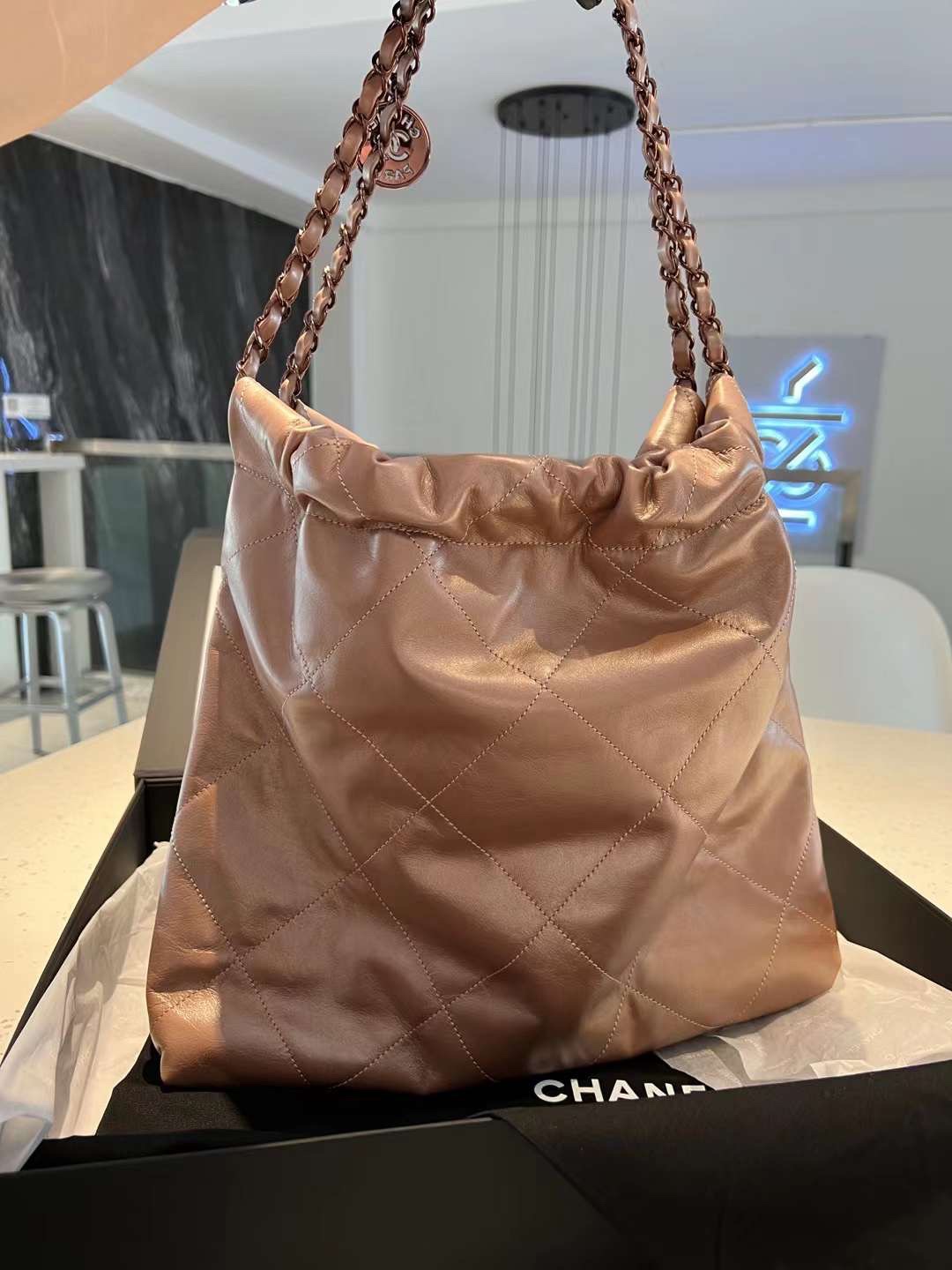 【P2220】香奈儿包包官网 Chanel22年新款珠光裸粉色22 bag单肩包购物袋