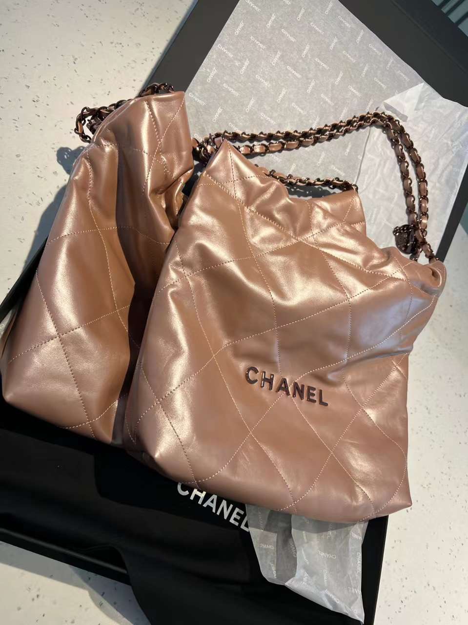 【P2220】香奈儿包包官网 Chanel22年新款珠光裸粉色22 bag单肩包购物袋