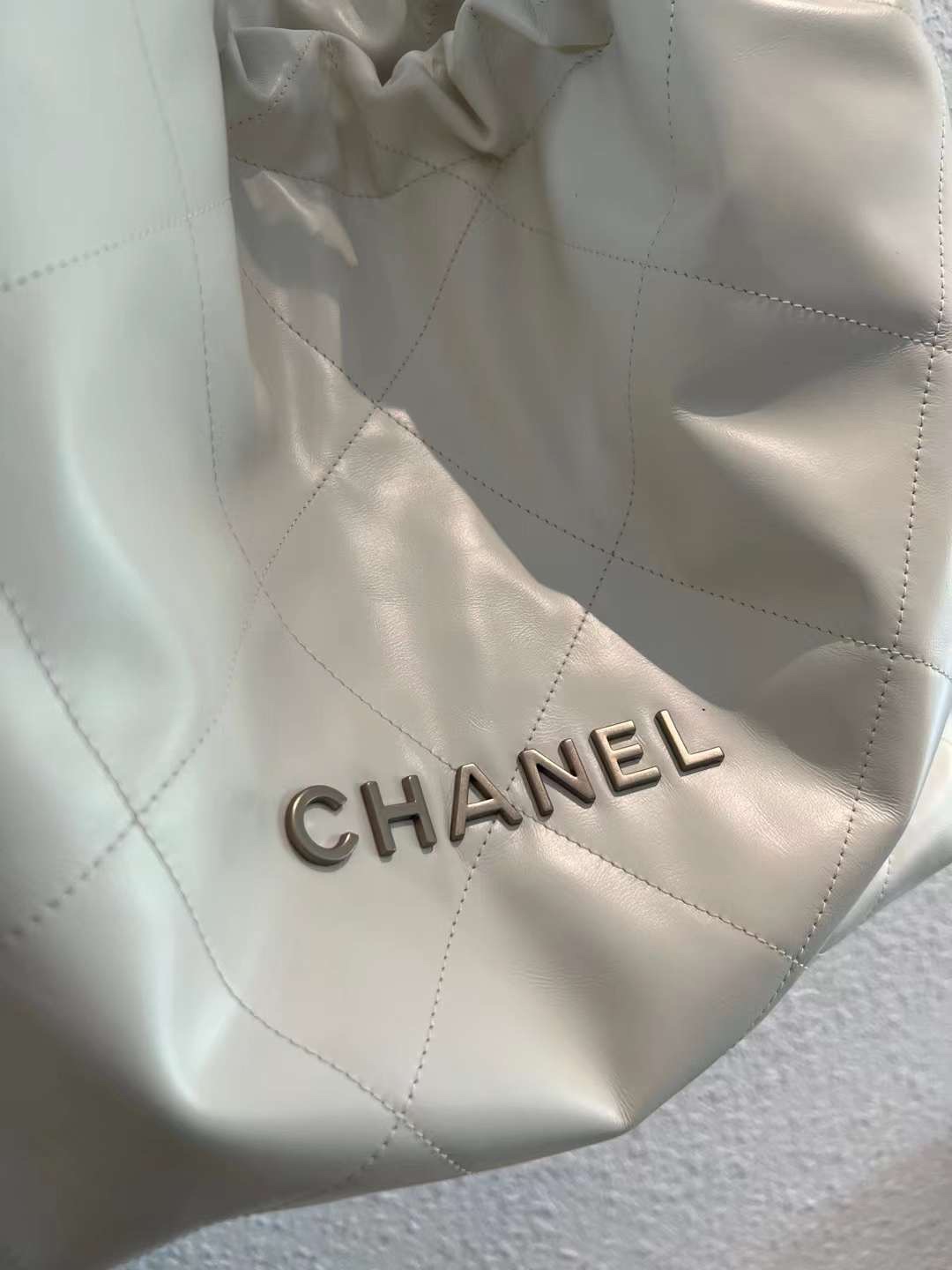 【P2220】香奈儿Chanel 22 Bag 慵懒风菱格纹银色字母logo链条单肩包 白色